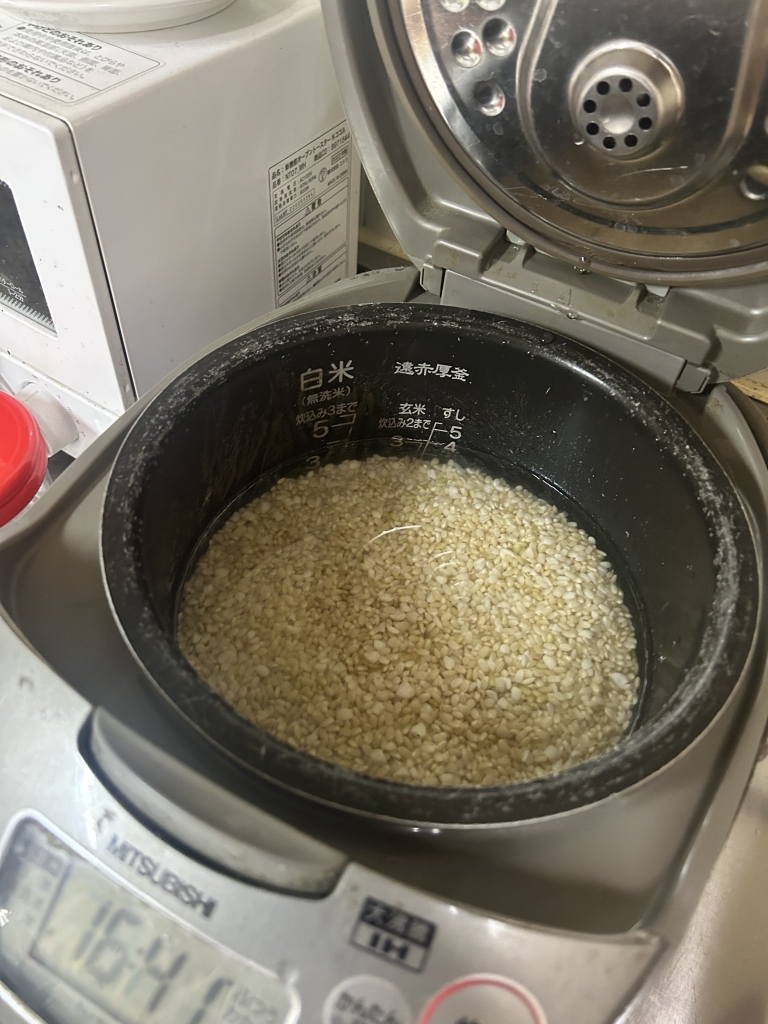 炊飯器の 玄米モードで炊く
